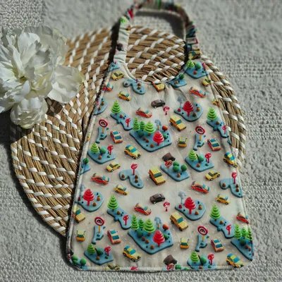 Bavoir élastique motifs voiture